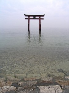 lakes_biwa_torii.jpg